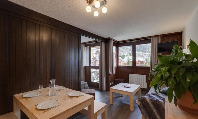 Saint-Chaffrey Apartment | 6th floor, view mountain, balcony, parking, tv, ski locker, 31m², Serre Chevalier
