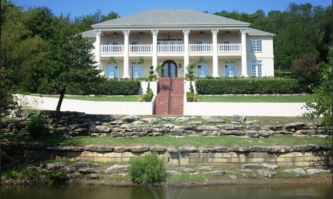 South Tulsa House | 7,000 Sqft At 'The Columns' Estate In South Tulsa