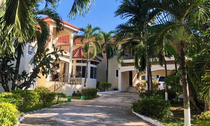 Runaway Bay Villa | 7 bdr mansion w. staff & private beach, VIP beach club w.pool & excursion incl.
