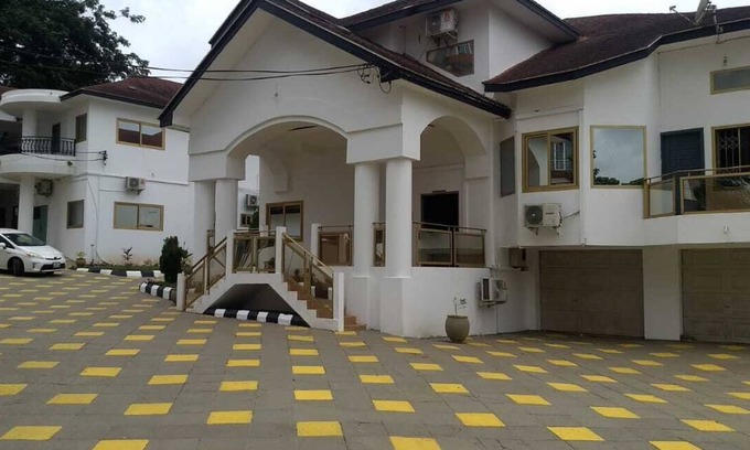 Accra House | 7-bed Lux House-A with a pool & Mini-Golf, a Walking distance from the Airport.