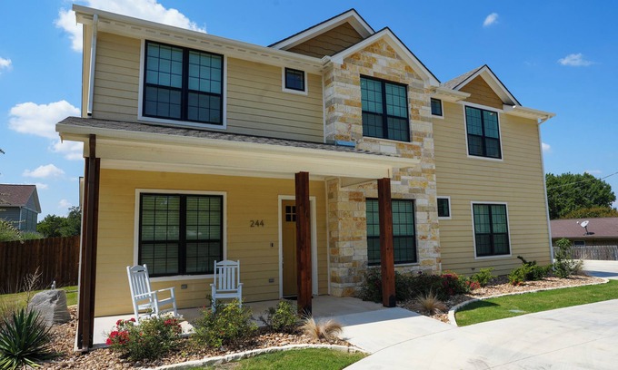 Stephenville House | 7 Bedroom 7.5 Bathroom Villa Close to Tarleton State & Perfect for Large Groups