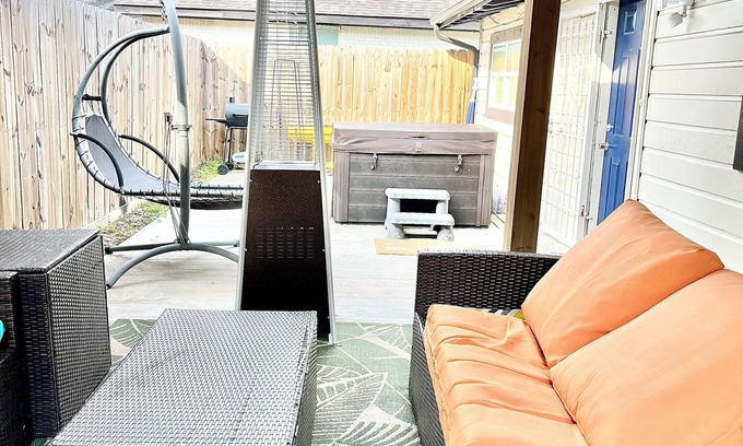 MacGregor House | 7-bedrooms-hot tub-4miles to downtown Houston, Medical center, 1 mile to UH, TSU