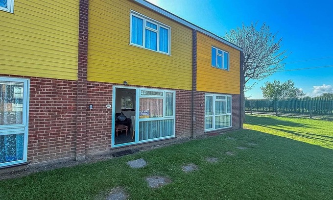Great Yarmouth Ski Chalet | 7 berth chalet nearby Hemsby beach in Norfolk ref 18168B