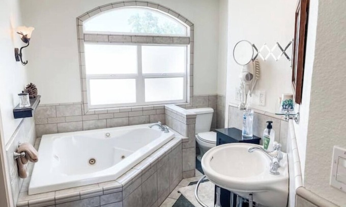Mariposa Apartment | #7 Jacuzzi tub-Balcony- Historic Downtown suitenn