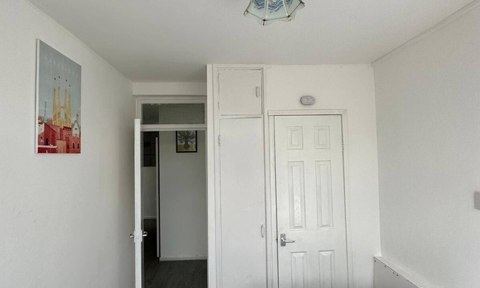 Tower Hamlets Apartment | 7 Min Walk From Mile end Station