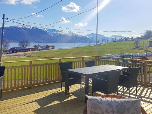 Averoy House | 7 person holiday home in aver y