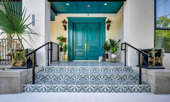 West End House | 7 Private Suites, Sleeps 25, Close to UT Stadium!
