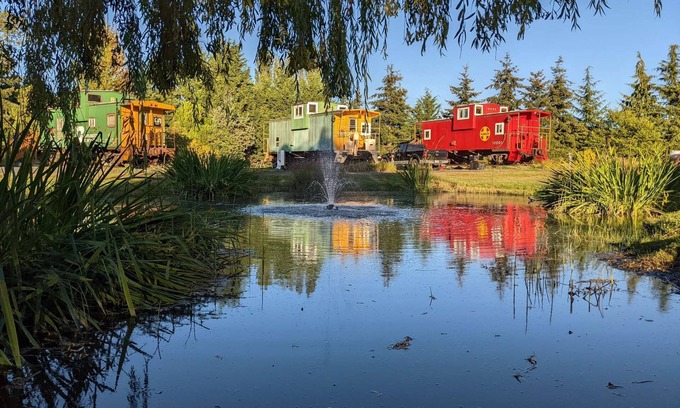 Sequim Hotel | 7 Themed Cabooses - Pet Friendly