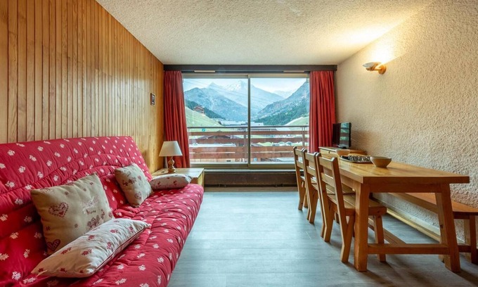 Meribel-Mottaret Apartment | 70m from ski slopes, 3rd floor, view mountain, balcony, tv, ski locker, 30m², Méribel-Mottaret