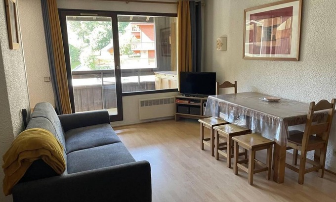 Valloire Apartment | 70m from ski slopes, 2nd floor, balcony, parking, tv, ski locker, 32m², Valloire