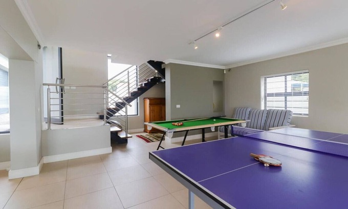 De Kelders Apartment | 72 on Vyfer | Family friendly | Whale watching | Pool