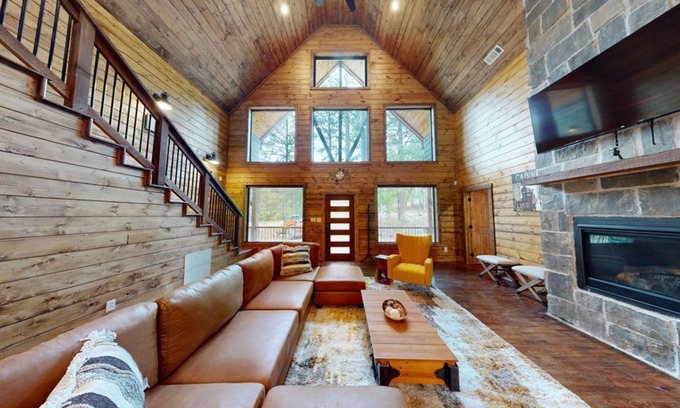 Hochatown Cabin | 7BR 5BA, Pickleball, Basketball, Arcade, Hot Tub, Zipline, Slps 20+