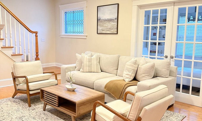West New Haven House | 7Mins to Yale I ENTIRE HOUSE I Large fenced yard I King bed I 3BR I Group Gather