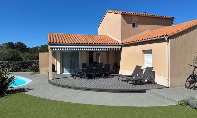 Chateau-d'Olonne Villa | 8 bed detached villa with private pool. Sea within walking distance.