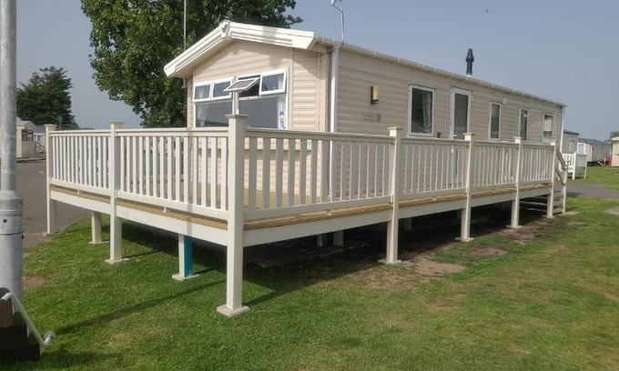 Clacton-on-Sea Resort | 8 Bed Sun Decked Caravan Unlimited High speed Wifi and fun at Seawick Holiday Park