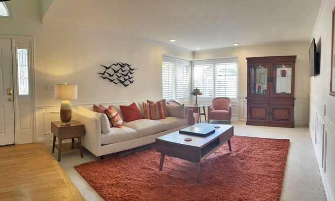 Sandy House | 8-Bedroom Luxury Home at the Foot of the Mountains