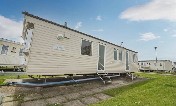 Walton on the Naze House | 8 berth caravan for hire at Naze Marine holiday park ref 17015D