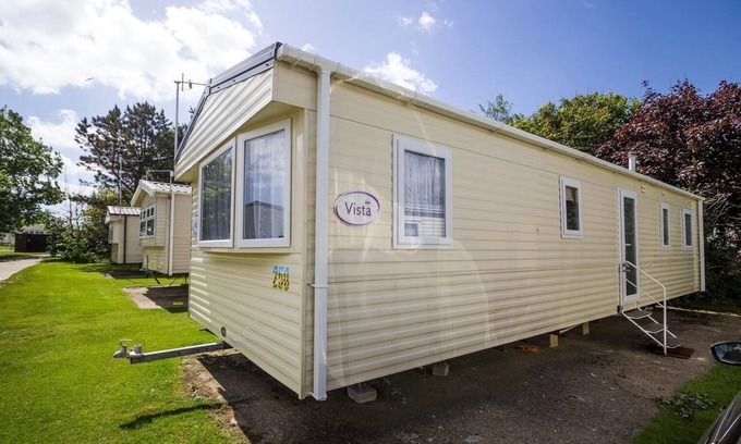 Hopton House | 8 berth caravan for hire near Great Yarmouth at Broadland Sands ref 20250BS