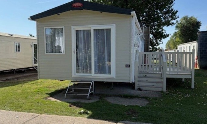 Clacton-on-Sea House | 8 berth caravan for hire near Clacton-on-Sea in Essex ref 26281E
