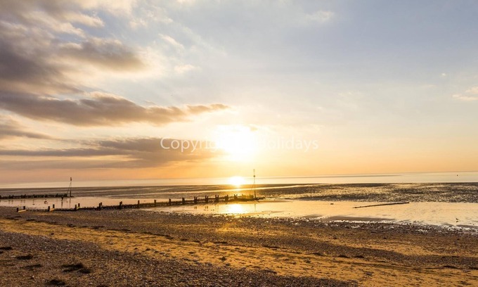 Hunstanton House | 8 berth caravan with decking at Manor Park in Hunstanton ref 23065W
