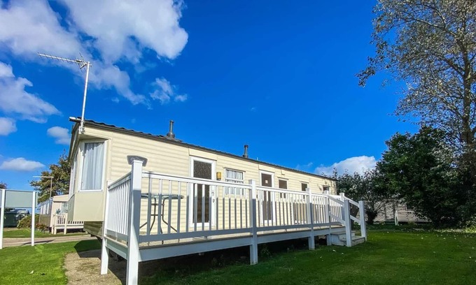 Hopton House | 8 berth dog friendly caravan for hire at Broadland Sands in Suffolk ref 20370BS