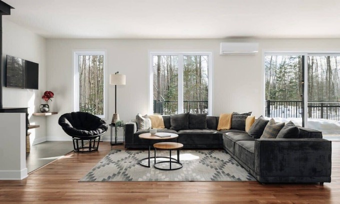Amherst Ski Chalet | 8+ Guests | HOT TUB & FIREPLACE | Tremblant Getaway