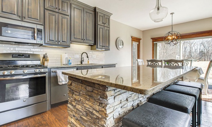 De Pere Cottage | 8 Mi to Lambeau Field: Family Home in De Pere!