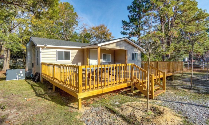 Aberdeen House | ~ 8 Mi to Pinehurst: Cozy Home w/Extended Deck!