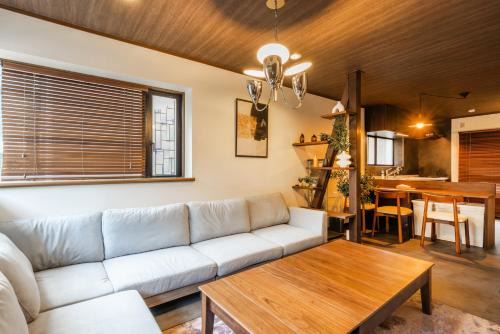 Ota Apartment | 8 min walk to station 11 min to HND airport 85 sqm max 8 people full renovation 2 toilets Netflix