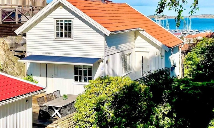 Ellos House | 8 person holiday home in ELLÖS