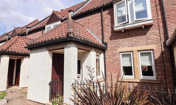 Ripon Cottage | 8 WILLIAMSON DRIVE, pet friendly, with a garden in Ripon