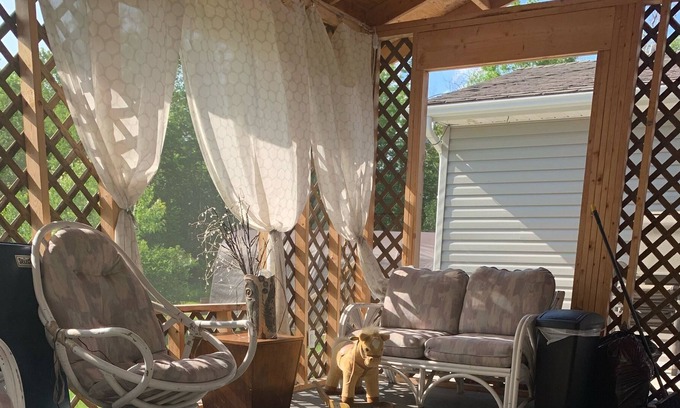 Traverse Bay House | 80 Acre Woods - 5 min walk to beach.