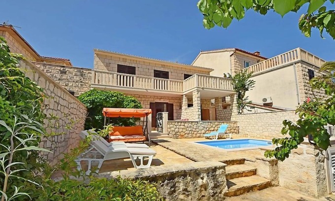 Supetar Apartment | 80 m² Apartment ∙ 3 bedrooms ∙ 7 guests