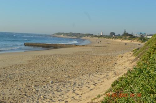 Pollok Beach Apartment | 80 Steps to the Sea
