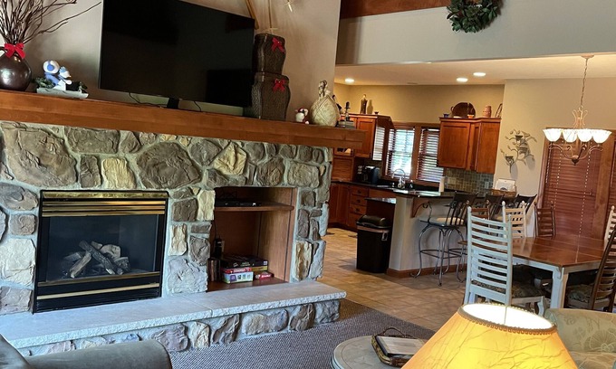 Clymer Condo | 8409 PEEK N PEAK SLOPE SIDE SKI IN/OUT GOLF LIFT 8,Firepit