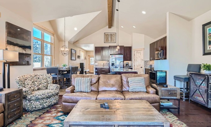 Warrior's Mark House | 87 Maggie. Walkability! Shuttle. Pet friendly.