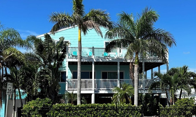 Madeira Beach House | 8BR/4BA sleeps up to 20 people! PRIME LOCATION!