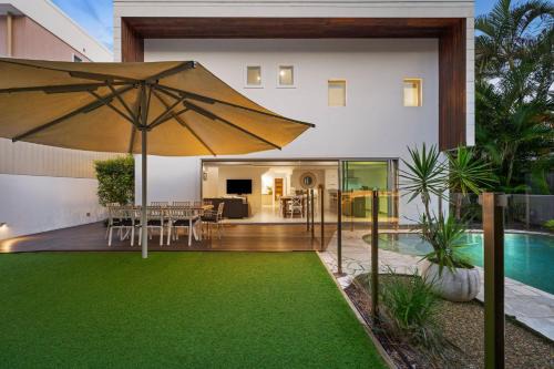 Sunshine Beach House | 9 Depper Street - Large Residence Entire 6 Bed House