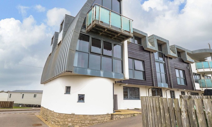 West Bay Apartment | 9 DRIFTWOOD, family friendly, character holiday cottage in West Bay