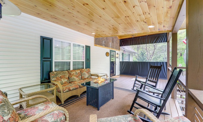 Newland House | 9 Mi to Sugar Mountain: Newland Cabin w/Fire Pit!