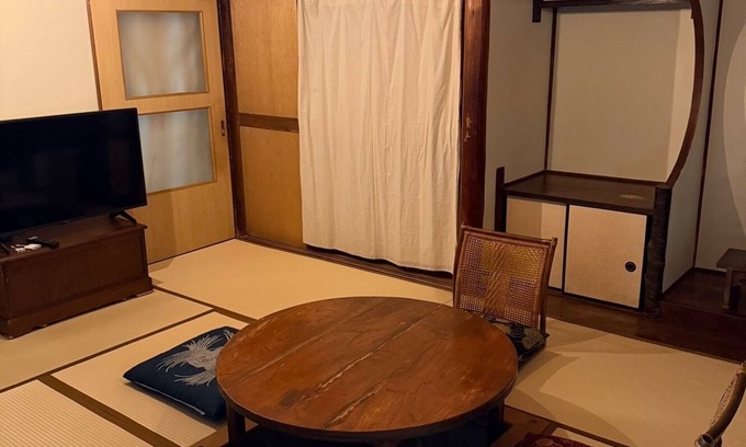 Beppu House | 9 min. walk from Beppu Station/Rental of an old reclaimed house/Max. 6 people/Inn where you can spend a special time with one-of-a-kind vessels and furniture/Free Wi-Fi