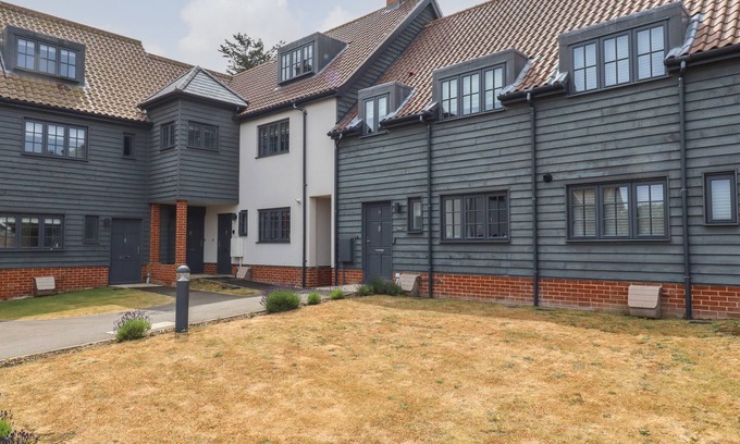 Thorpeness House | 9 OAKS COURT, pet friendly, country holiday cottage in Aldeburgh