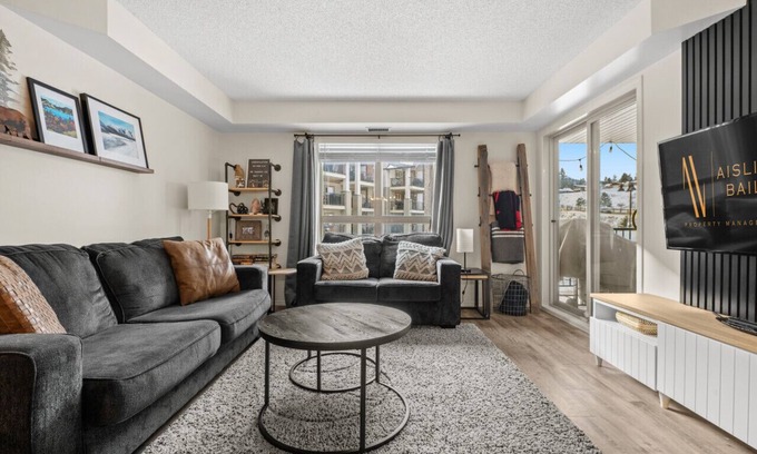 East Kootenay Apartment | 9 Peaks⛷| Scandinavian | Pool | Hot Tub | Beach