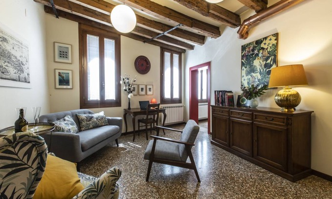 Santa Croce Apartment | 90 m² Apartment ∙ 3 bedrooms ∙ 6 guests