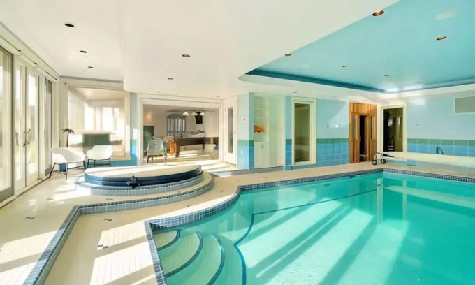 West Vancouver House | 9000 sqft Mansion Heated Pool Hottub Sauna and Theater