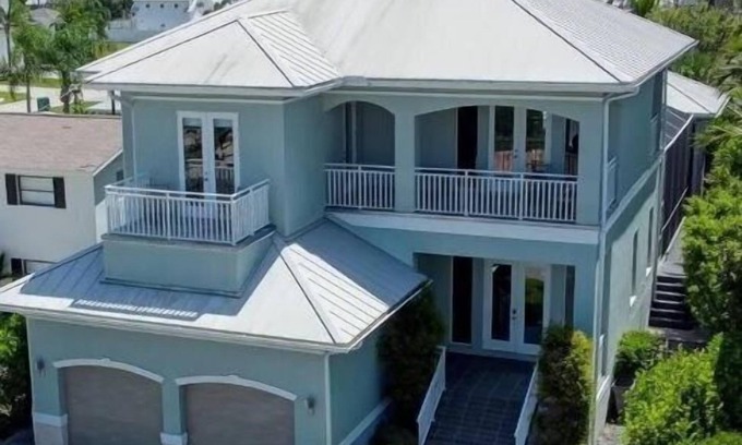 Vineyards House | 9242 Vanderbilt Beach Single Family Home