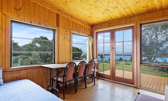 Dalmeny House | 98 Ocean Parade - Rustic Log Cabin