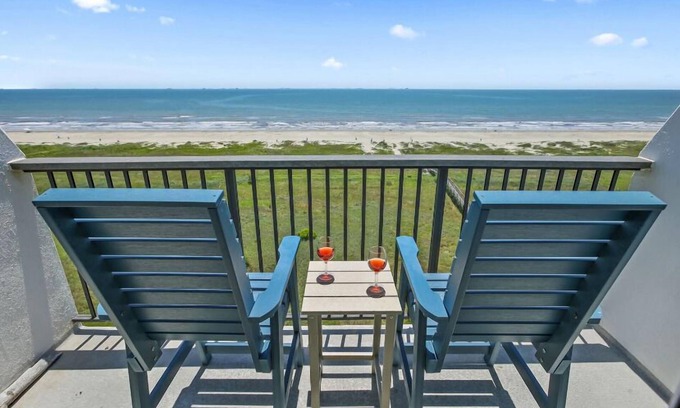 Galveston Condo | 9th Floor-Beachfront! Studio Condo, Pool, Private Balcony