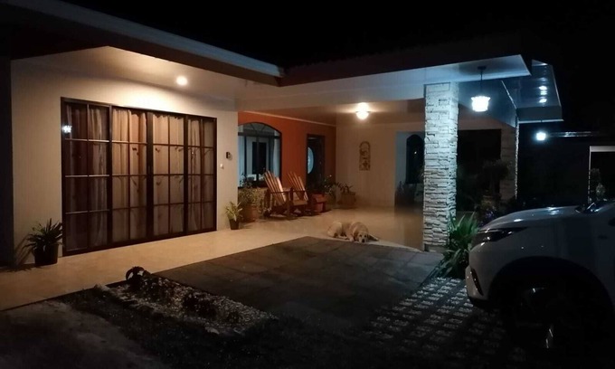 El Tanque Apartment | A 10 min del Parque de la Fortuna, Apartamento en Zona Tranquila, Parqueo Gratis