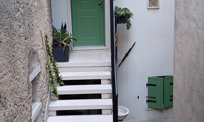 Cassone Apartment | A 20 M DALLA SPIAGGIA.COMPLETA VISTA LAGO.